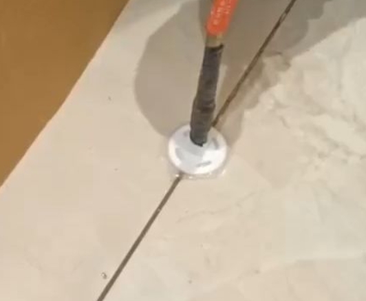 红旗瓷砖空鼓维修公司专业解答瓷砖在铺贴过程中，如果没有涂抹均匀到位的粘结材料（如水泥砂浆或瓷砖胶），可能会导致以下问题