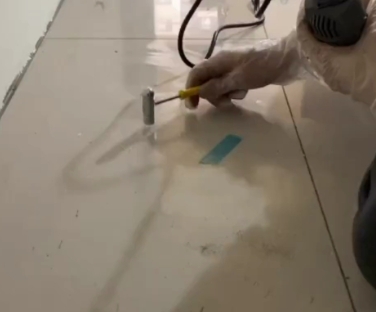红旗瓷砖开裂维修公司专业分享瓷砖在铺贴前如果没有沥干水分，将会导致以下问题